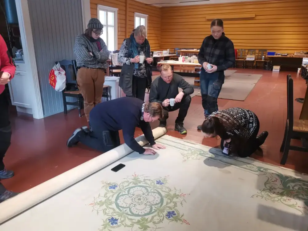 kursdeltakere studerer tradisjonsmåling