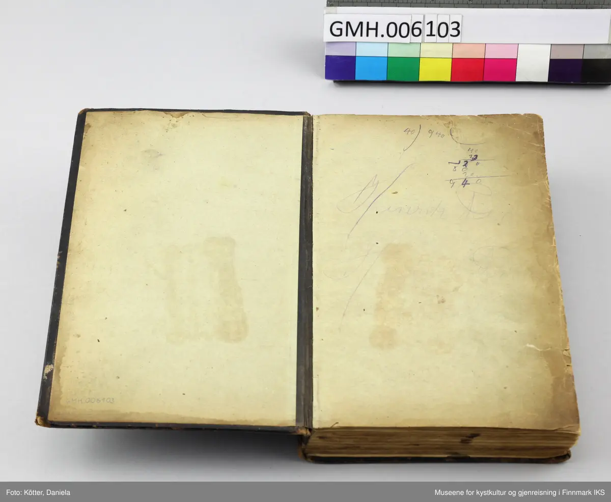 Det nye testamente på nordsamisk, utgitt 1895 i Kristiania. Boka har omslag av mørkebrunt skinn. På for- og baksiden er det innpreget ornamentrammer. På forsiden er det i tillegg preget inn et kors. På bokryggen er det preget inn tittelen "Ođđa Testamenta" og to ornamentbånd. Begge elementer viser rester etter forgylling. Bindingen er utført med tråd.  Det er innskrevet forskjellige navn. På første side står det Mauritz og et etternavn som er vanskelig å tyde. På siste side står det, i tillegg til noen regnestykker som er skrevet opp ned på sida, navnet «Ellen Marie Martensen» samt Sletten, som kan tilhøre familienavnet eller tyde på et sted, slik som inskripsjon "Pallklubben". Bibelen stammer fra samme dødsbo som brevet og bilder fra Emilie Andersen i aksesjon GMH2025-002.