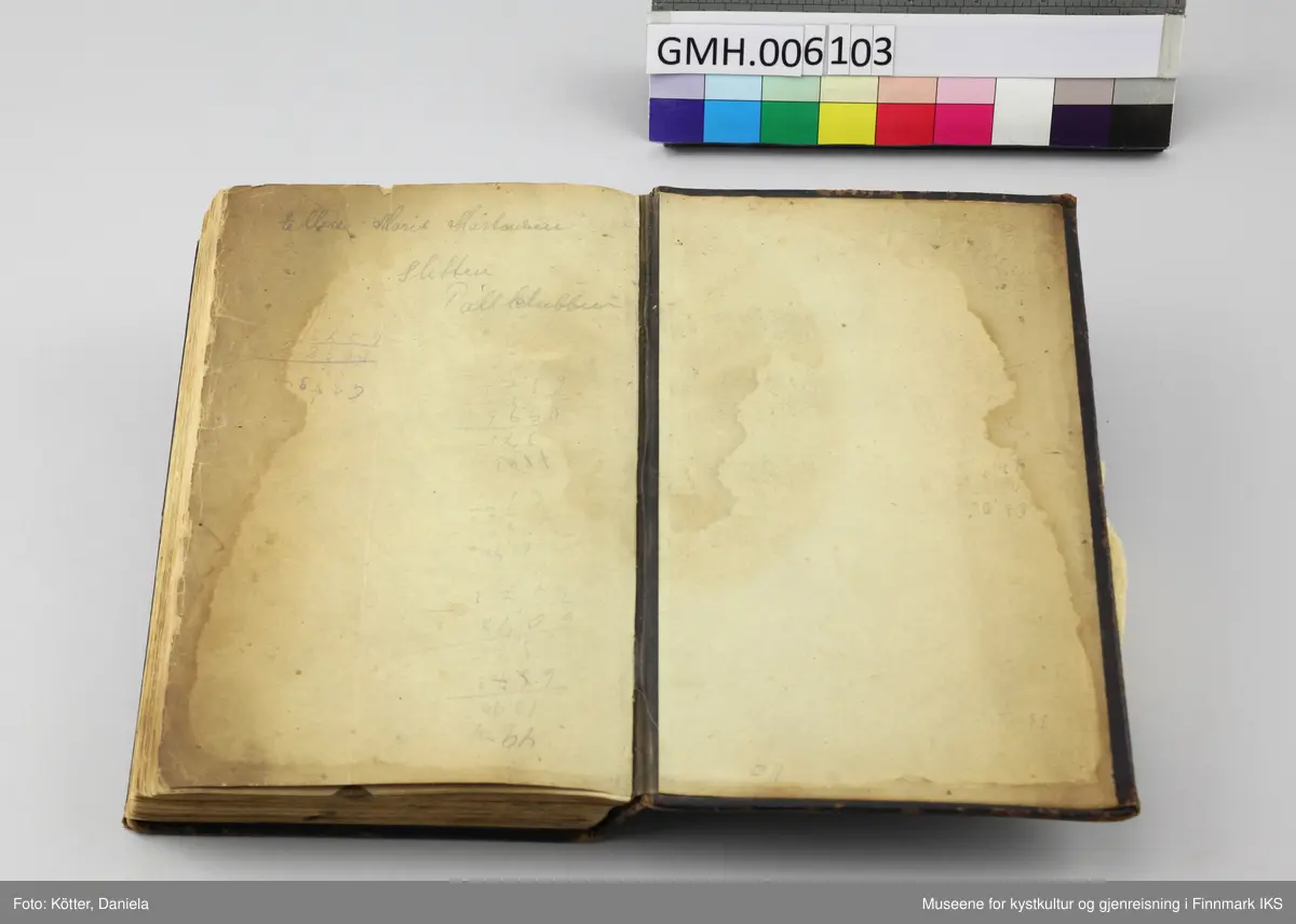 Det nye testamente på nordsamisk, utgitt 1895 i Kristiania. Boka har omslag av mørkebrunt skinn. På for- og baksiden er det innpreget ornamentrammer. På forsiden er det i tillegg preget inn et kors. På bokryggen er det preget inn tittelen "Ođđa Testamenta" og to ornamentbånd. Begge elementer viser rester etter forgylling. Bindingen er utført med tråd.  Det er innskrevet forskjellige navn. På første side står det Mauritz og et etternavn som er vanskelig å tyde. På siste side står det, i tillegg til noen regnestykker som er skrevet opp ned på sida, navnet «Ellen Marie Martensen» samt Sletten, som kan tilhøre familienavnet eller tyde på et sted, slik som inskripsjon "Pallklubben". Bibelen stammer fra samme dødsbo som brevet og bilder fra Emilie Andersen i aksesjon GMH2025-002.