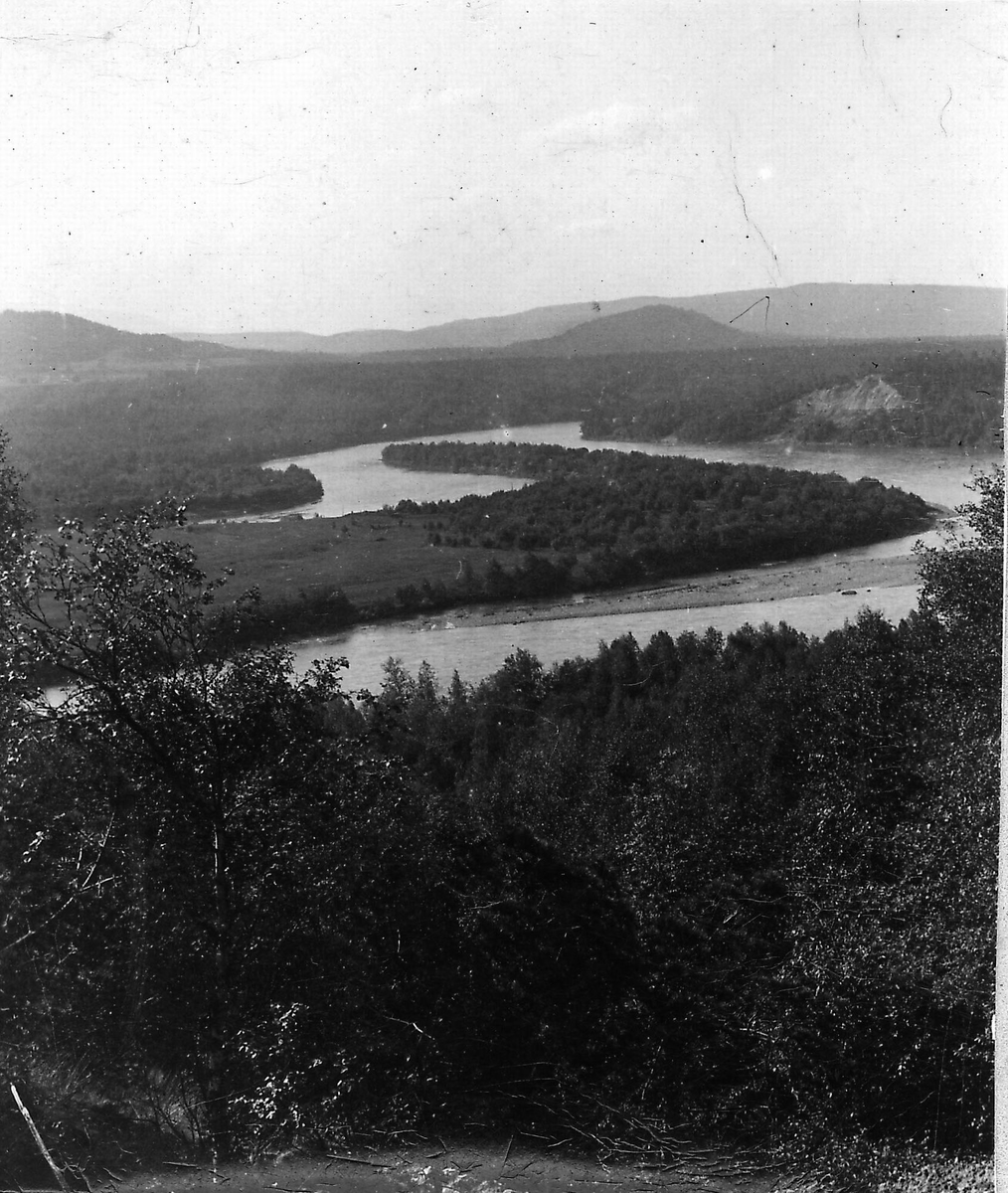 Elvskiftnes, der Barduelva (til venstre) møter Målselva (til høyre).