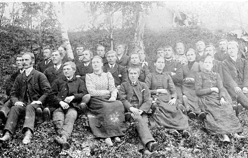 En stor gruppe Malangsværinger avbildet ved Målselvkirka ca 1900.