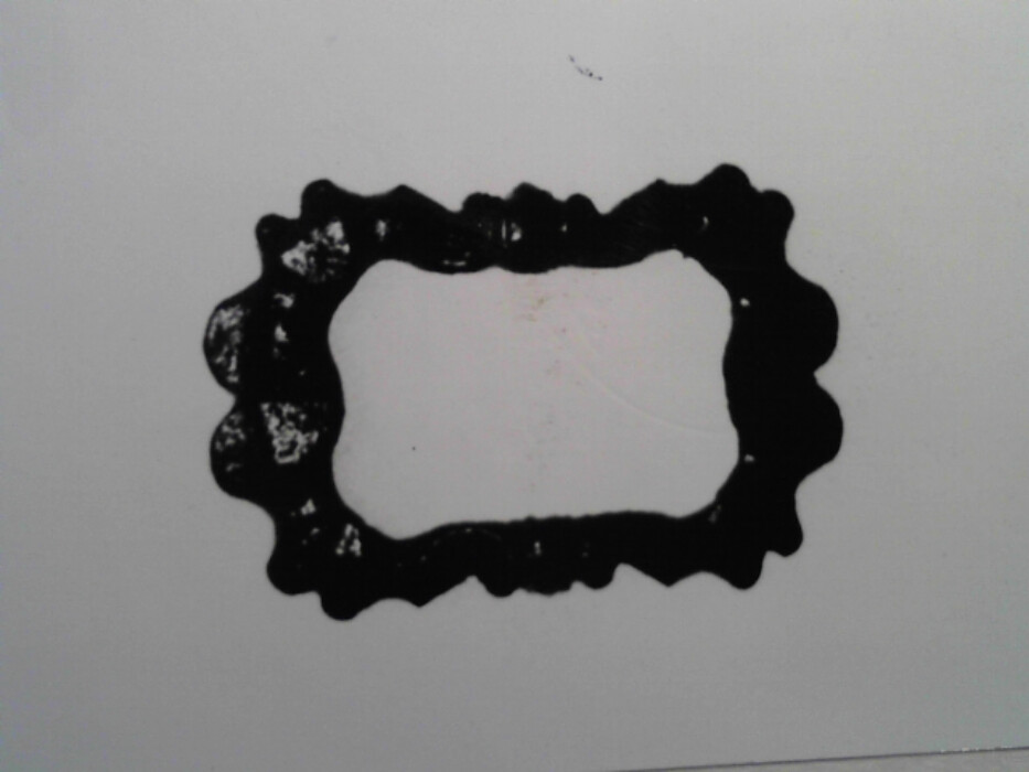 messing. stol og torn mangler. tilnærmet rektangulær. ornert på oversiden med brust C-er og hjerteformer.