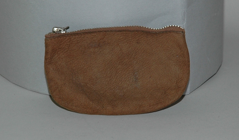 "Kamera-bälg.a) Rektangulär plåtlåda överdragen med svart vaxduk. Ena långsidan fälls utoch bälg med optik dras fram. Optiken kan förskjutas i höjd- och sidoled.Märke: ""Ica"" . Modell: ""Trona 210"".Längd (öppen): 27 cm. Längd (stängd): 15,5 cm.Bredd (öppen): 11 cm.Bredd (stängd): 11 cm.Höjd (öppen): 15,5 cm.Höjd (stängd): 5 cm.b) Löstagbart bakstycke med matt skiva. Kassett för glasplåtar 9x12 cm saknas.Mått: 10x15 cm.c) Trådutlösare, metallsnodd överdragen med svart textil.Längd: 27,5 cm.d) Gulgrön-filter av glas i en metallram som spänns fast runt objektivet.Höjd: 1,5 cm.Diameter: 3,8 cm.e) Oval pung i brunt skinn, försluts med en dragkedja. Rymmer trådutlösarenoch filtret.Bredd: 9 cm.Höjd: 6 cm."