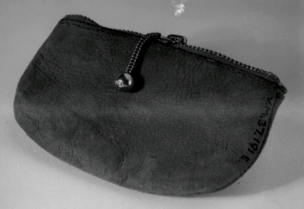 "Kamera-bälg.a) Rektangulär plåtlåda överdragen med svart vaxduk. Ena långsidan fälls utoch bälg med optik dras fram. Optiken kan förskjutas i höjd- och sidoled.Märke: ""Ica"" . Modell: ""Trona 210"".Längd (öppen): 27 cm. Längd (stängd): 15,5 cm.Bredd (öppen): 11 cm.Bredd (stängd): 11 cm.Höjd (öppen): 15,5 cm.Höjd (stängd): 5 cm.b) Löstagbart bakstycke med matt skiva. Kassett för glasplåtar 9x12 cm saknas.Mått: 10x15 cm.c) Trådutlösare, metallsnodd överdragen med svart textil.Längd: 27,5 cm.d) Gulgrön-filter av glas i en metallram som spänns fast runt objektivet.Höjd: 1,5 cm.Diameter: 3,8 cm.e) Oval pung i brunt skinn, försluts med en dragkedja. Rymmer trådutlösarenoch filtret.Bredd: 9 cm.Höjd: 6 cm."