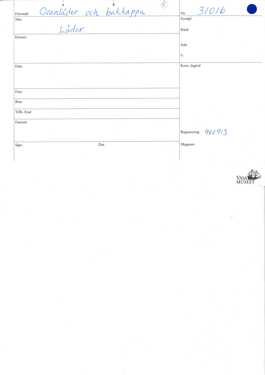 Ovanläder och bakkappa till sko. Längs med ovanlädrets ytterkant löper en enkel rad med stygnshål. Narvytan är välbevarad och har en rutmönstrad struktur. Bakkappans nedre kant är vikt. Kanten har legat invikt och suttit fästad i sulpaketet.