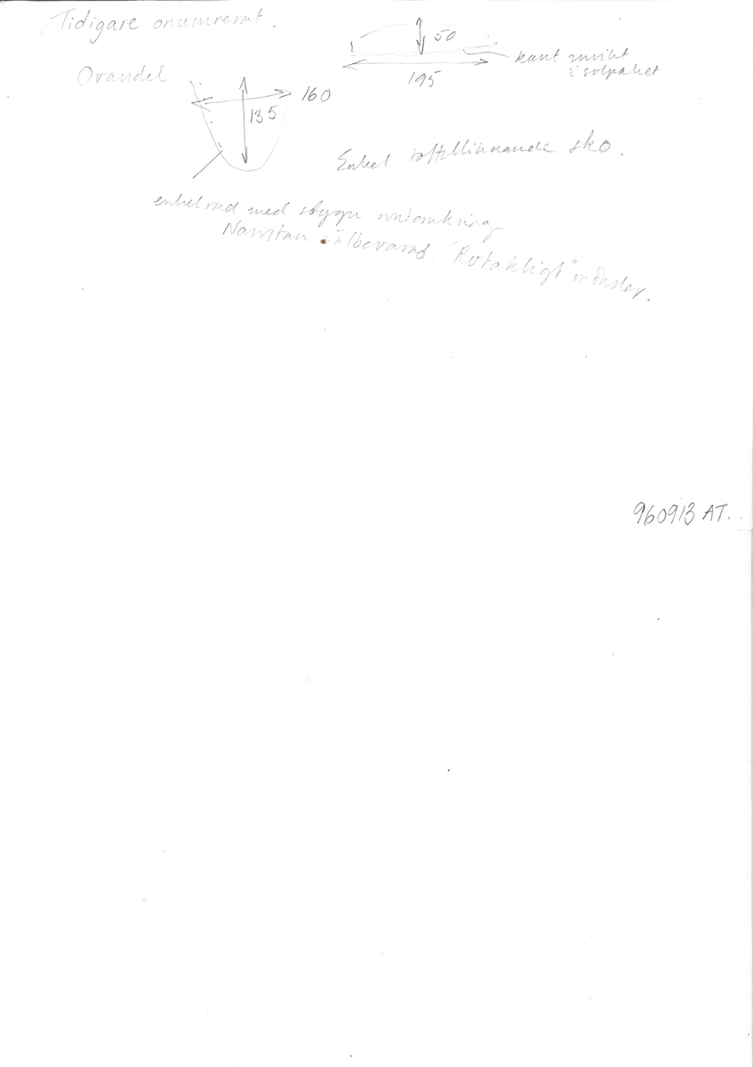 Ovanläder och bakkappa till sko. Längs med ovanlädrets ytterkant löper en enkel rad med stygnshål. Narvytan är välbevarad och har en rutmönstrad struktur. Bakkappans nedre kant är vikt. Kanten har legat invikt och suttit fästad i sulpaketet.