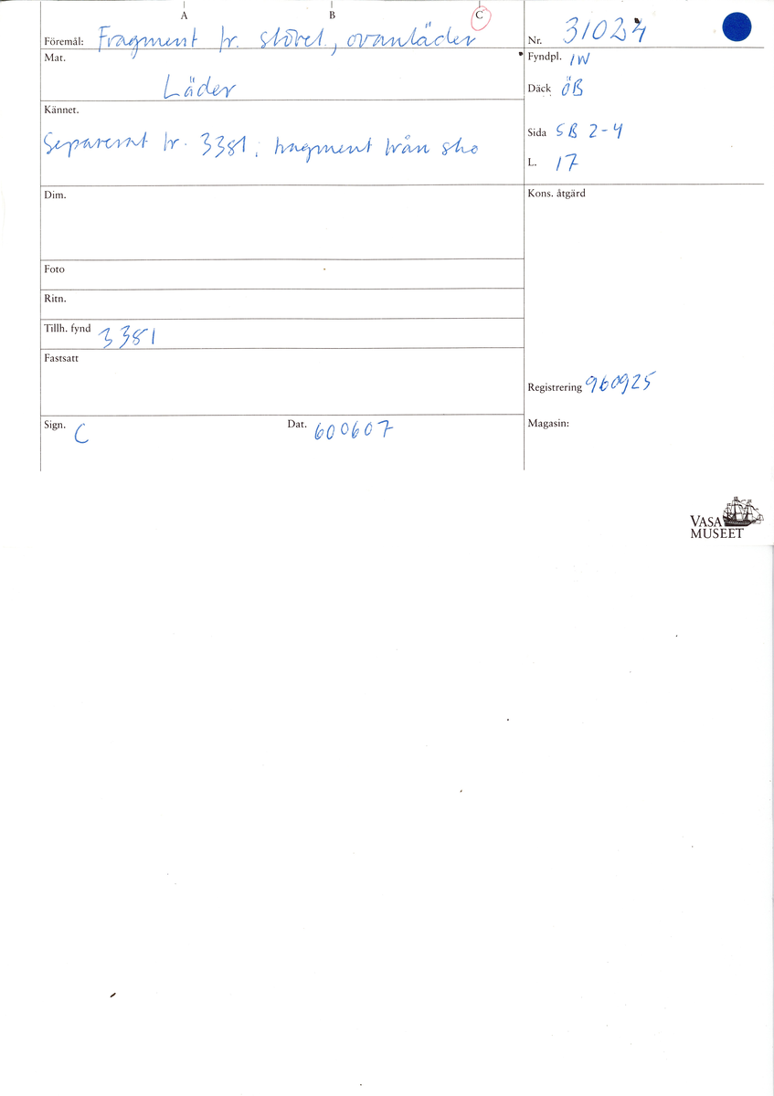 Tre delar av överdelen från en stövel: skaft och ovanläder. Läderstyckena är fragmentariska och har svaga, rostfärgade, utfällningar.

Lädret är skört och tunt.