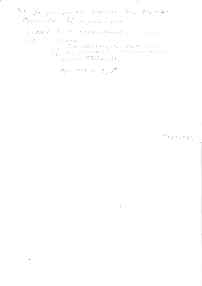 Tre delar av överdelen från en stövel: skaft och ovanläder. Läderstyckena är fragmentariska och har svaga, rostfärgade, utfällningar.

Lädret är skört och tunt.