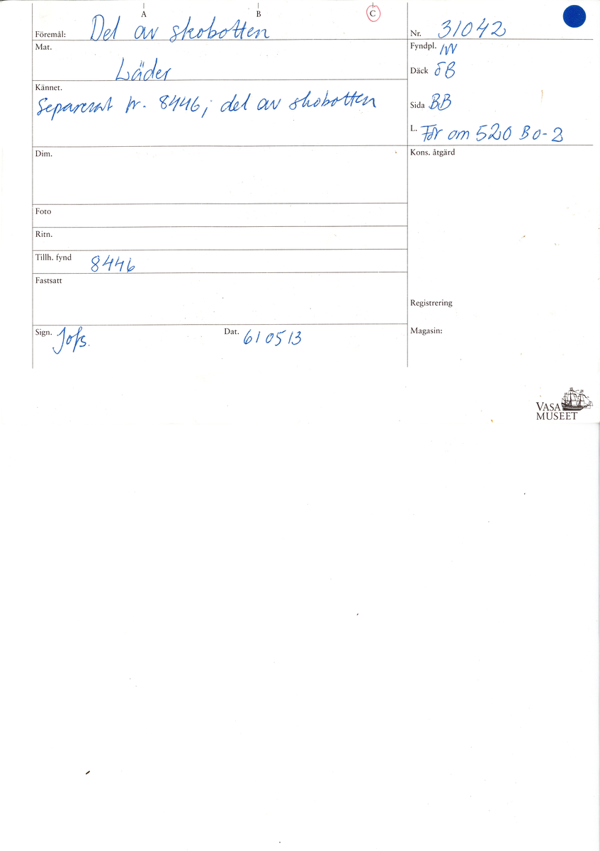 Del av en skobotten samt två fragmentariska sulor. Totalt ett tiotal fragment. Bottnens klackparti är fragmentariskt. På undersidan sitter halvmånformade laglappar. Kvarsittande skopligg. Lädret har rostfärgade utfällningar.