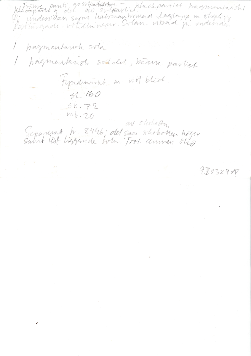 Del av en skobotten samt två fragmentariska sulor. Totalt ett tiotal fragment. Bottnens klackparti är fragmentariskt. På undersidan sitter halvmånformade laglappar. Kvarsittande skopligg. Lädret har rostfärgade utfällningar.
