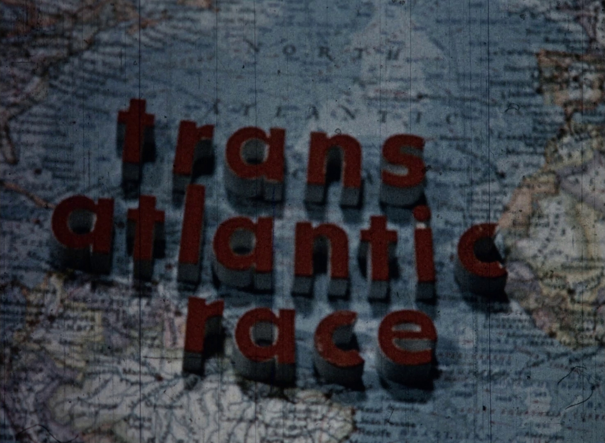 Färgfilm av båtkonstruktören Knud H. Reimers från Transatlantic Race som gick mellan Bermuda och Skagen 1960. I regattan, som arrangerades som en del av Göteborgs Kungliga Segelsällskaps (GKSS) 100-års jubileum, deltog 17 båtar i tre olika klasser. Två av dessa var svenska: havskryssarna ANITRA och CASELLA II. Reimers var en del av besättningen ombord yawlen FIGARO III som tog första pallplacering i klass B.


Filmen inleds med blickar ut mot segelbåtar kryssandes på öppet vatten innan FIGARO III, ombord vilken Reimers själv befinner sig, seglar ut mot atlanten i hög fart. Kartor över nordatlanten visas återkommande genom filmen, vilka stegvis redovisar FIGARO IIIs färdväg samt de skiftande meterologiska förhållandena. 


Under regattans gång dokumenteras besättningens liv ombord FIGARO III. Navigation, arbete i masten och lagande av segel varvas med matlagning, måltider och diskning. Bitvis är sjögången hård varför bestättningen på däck klär sig i regnställ. Medtävlande skymtas främst i horisonten, men när man passerat Shetlandsöarna och traverserar Nordsjön blir omgivningarna mer tätbefolkade. Man spejar en fiskebåt ansatt av sjöfåglar och en flock öresvin leker intill FIGARO IIIs stäv. Tillslut korsas mållinjen vid fyrskeppet SKAGENS REV, varefter de tävlande tar sikte på Marstrand.


De medtävlande båtarna ses nu på närmre håll. I mörker brinner ett vitt handbloss varefter en röd lampa blinkar i bild. FIGARO III ligger förtöjd vid en kaj i Marstrand jämsmed andra segelbåtar, varav flera är amerikanskflaggade. Ombord omhändetar man seglen. Slutligen hålls en prisceremoni varefter Moulton "Monk" Farnham, en ur FIGARO IIIs besättning, visar upp pokalen Knud Reimers Cup för kameran.