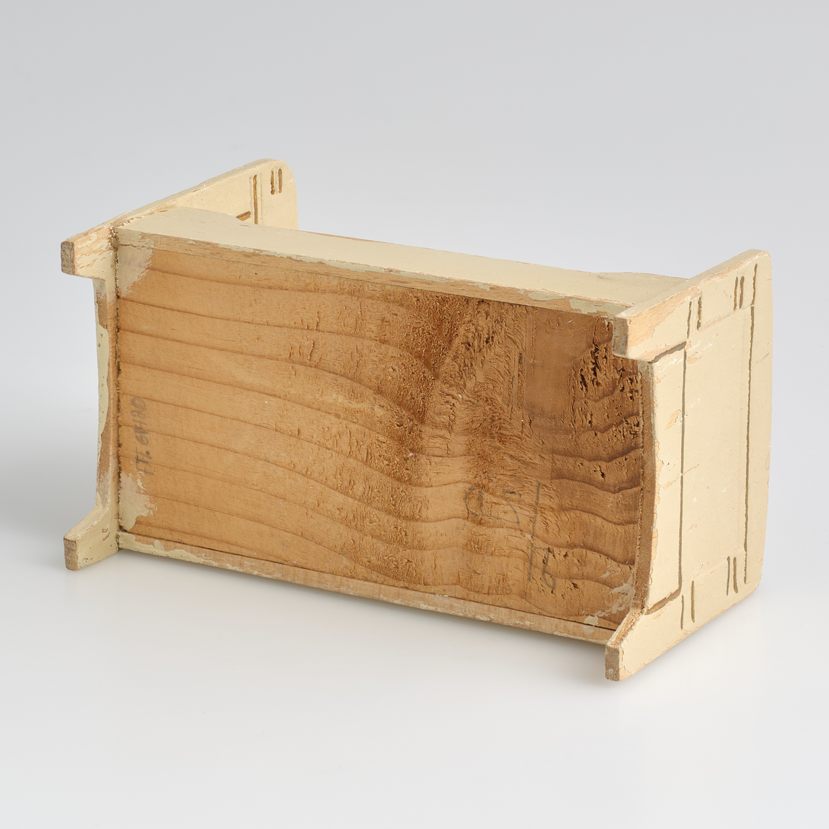 Leketøysseng til dukkehus, tilhørt en lekestue på 1930-tallet.
Sengen består av tre individuelle løse deler; sengeramme, pute og dyne.
Sengerammen er av tre, malt kremhvit, og limt sammen av 5 deler; to endesider, to sengekanter, og en plate. 
Endesiden ved sengens hodeende, er dekorert med et inngravert mønster malt i gull, mønsteret er bygd opp av en trekant øverst i midten, med to korte streker over hverandre på begge sider ut mot kanten, og en større firkant under, uten understrek. Endesiden i fotenden er noe lavere enn ved hodeenden, og dekorert på tilsvarende måte på utsiden. Kantene langs sengen er skjært ut rette, med forhøyning mot endesidene. Alle delene er limt rundt platen som utgjør bunnen av sengen. På undersiden av platen er det skrevet inn en strek med et seks-tall på hver side, med blyant.
Puten er sydd sammen av et lysegrønt stoff, dekorert med et blonde-bånd som streker seg over ca. midten av puten. Puten er generelt preget av misfargin.
Dynen er sydd sammen av et blått blomster-dekorert stoff, og pyntet med samme blonde-bånd som strekker seg over topp-delen av dynen. Formmessig er dynen tilsvarende rektangulær, med en avrundet ende i fotenden.