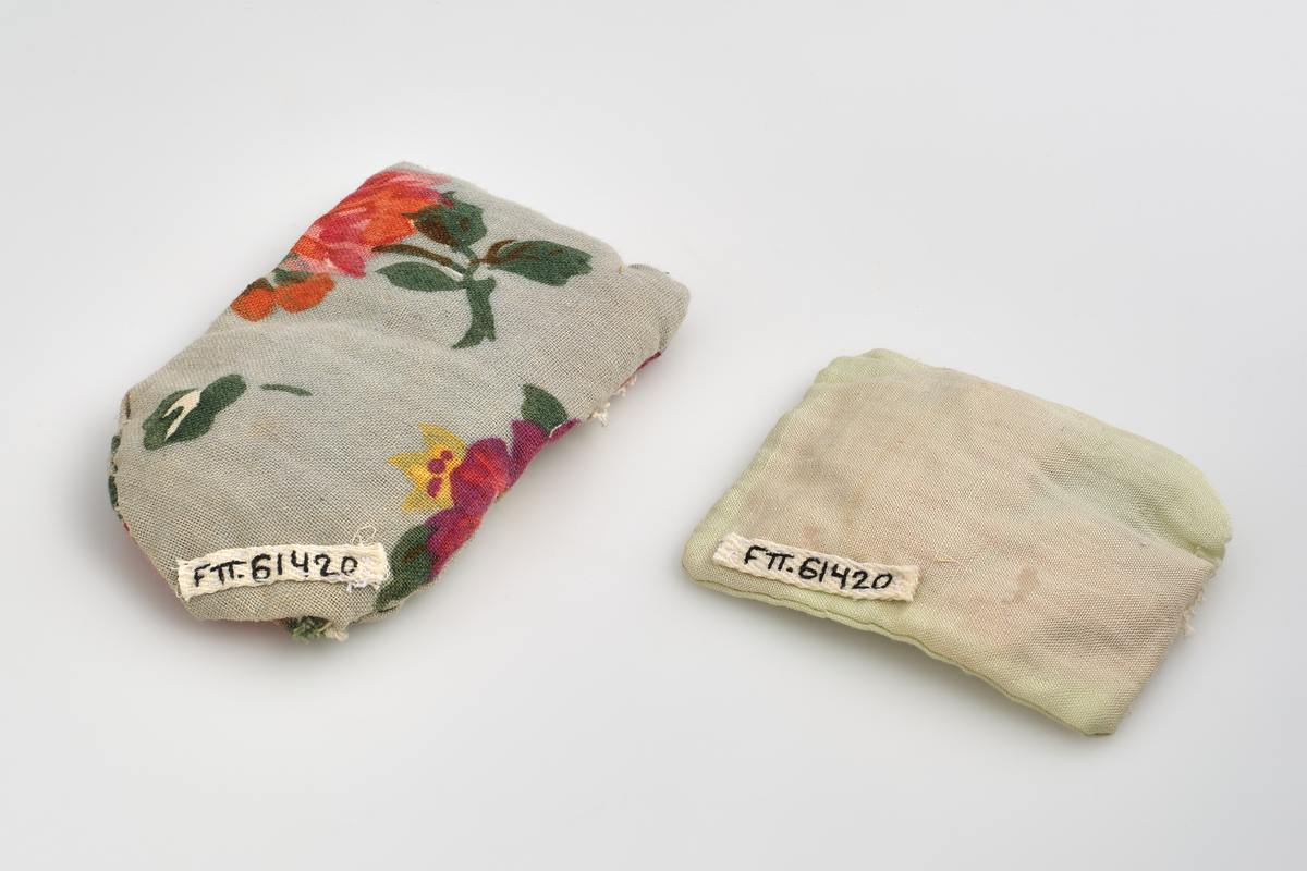 Leketøysseng til dukkehus, tilhørt en lekestue på 1930-tallet.
Sengen består av tre individuelle løse deler; sengeramme, pute og dyne.
Sengerammen er av tre, malt kremhvit, og limt sammen av 5 deler; to endesider, to sengekanter, og en plate. 
Endesiden ved sengens hodeende, er dekorert med et inngravert mønster malt i gull, mønsteret er bygd opp av en trekant øverst i midten, med to korte streker over hverandre på begge sider ut mot kanten, og en større firkant under, uten understrek. Endesiden i fotenden er noe lavere enn ved hodeenden, og dekorert på tilsvarende måte på utsiden. Kantene langs sengen er skjært ut rette, med forhøyning mot endesidene. Alle delene er limt rundt platen som utgjør bunnen av sengen. På undersiden av platen er det skrevet inn en strek med et seks-tall på hver side, med blyant.
Puten er sydd sammen av et lysegrønt stoff, dekorert med et blonde-bånd som streker seg over ca. midten av puten. Puten er generelt preget av misfargin.
Dynen er sydd sammen av et blått blomster-dekorert stoff, og pyntet med samme blonde-bånd som strekker seg over topp-delen av dynen. Formmessig er dynen tilsvarende rektangulær, med en avrundet ende i fotenden.