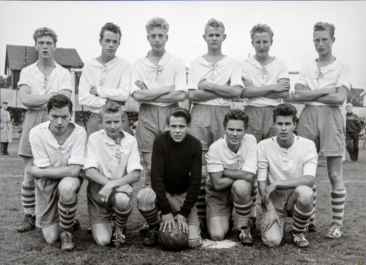 Hamar, Briskeby gressbane, Hamarkameratene, HamKam guttelag i fotball 1956. Foran fra venstre: Magne Aas, Odd Eriksen, ? Kristoffersen, Jon Pettersen, Finn Gunnar Larsen. Bak fra venstre: Helge Pedersen, Odd Grimsrud, Johan Kampenhøy, Edmund Lundsten, Finn Thorsen og Per Brattlie. HamKam.