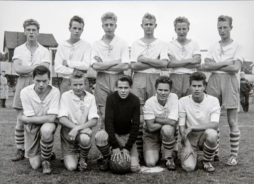 Hamar, Briskeby gressbane, Hamarkameratene, HamKam guttelag i fotball 1956. Foran fra venstre: Magne Aas, Odd Eriksen, ? Kristoffersen, Jon Pettersen, Finn Gunnar Larsen. Bak fra venstre: Helge Pedersen, Odd Grimsrud, Johan Kampenhøy, Edmund Lundsten, Finn Thorsen og Per Brattlie. HamKam.