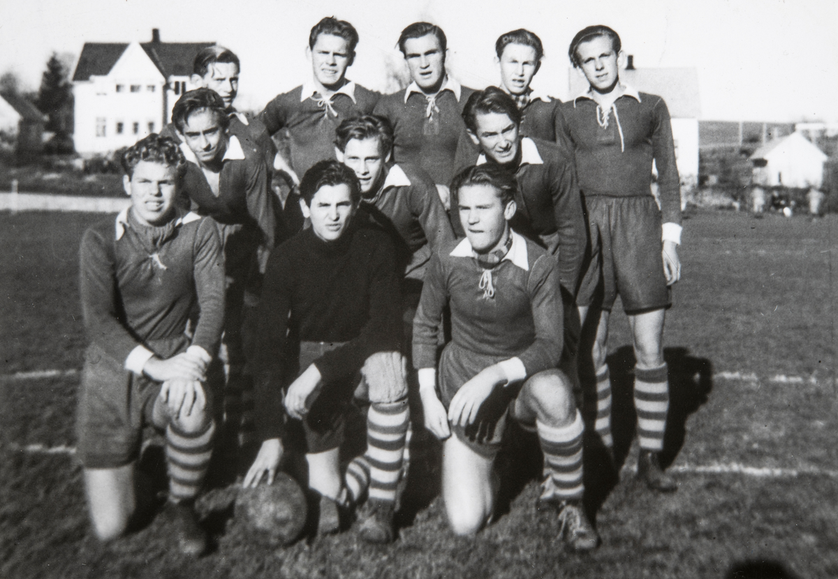 Hamar, Briskeby gressbane, Hamarkameratene, HamKam, gruppe fotballspillere juniorlaget 1949.