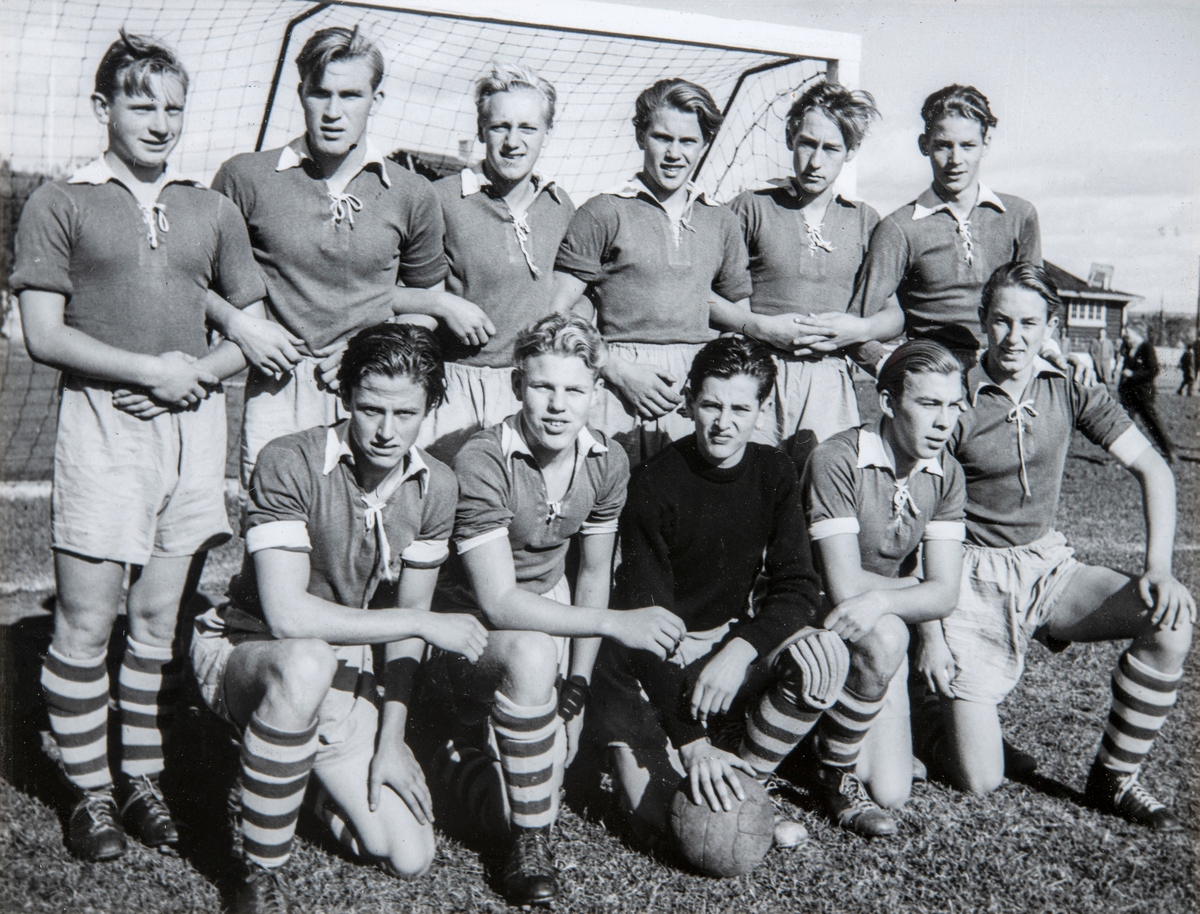 Hamar, Briskeby gressbane, Hamarkameratene, HamKam, gruppe fotballspillere guttelag, kretsmestere i gutteklassen 1947.