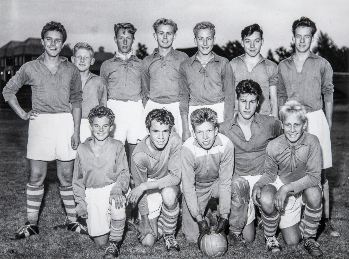 Hamar, Briskeby gressbane, Hamarkameratene, HamKam gruppe fotballag guttelaget 1955, Foran fra venstre: Bjørn (Tasse) Hansen, Odd Grimsrud, Hans Hansen, Finn Gunnar Larsen, Arild Rønning. Bak fra venstre: Jon Pettersen, Odd Sæther, Per Brattlie, Edmond Lundsten. Magne Aas og Martin Skogheim.