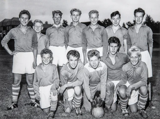 Hamar, Briskeby gressbane, Hamarkameratene, HamKam gruppe fotballag guttelaget 1955, Foran fra venstre: Bjørn (Tasse) Hansen, Odd Grimsrud, Hans Hansen, Finn Gunnar Larsen, Arild Rønning. Bak fra venstre: Jon Pettersen, Odd Sæther, Per Brattlie, Edmond Lundsten. Magne Aas og Martin Skogheim.