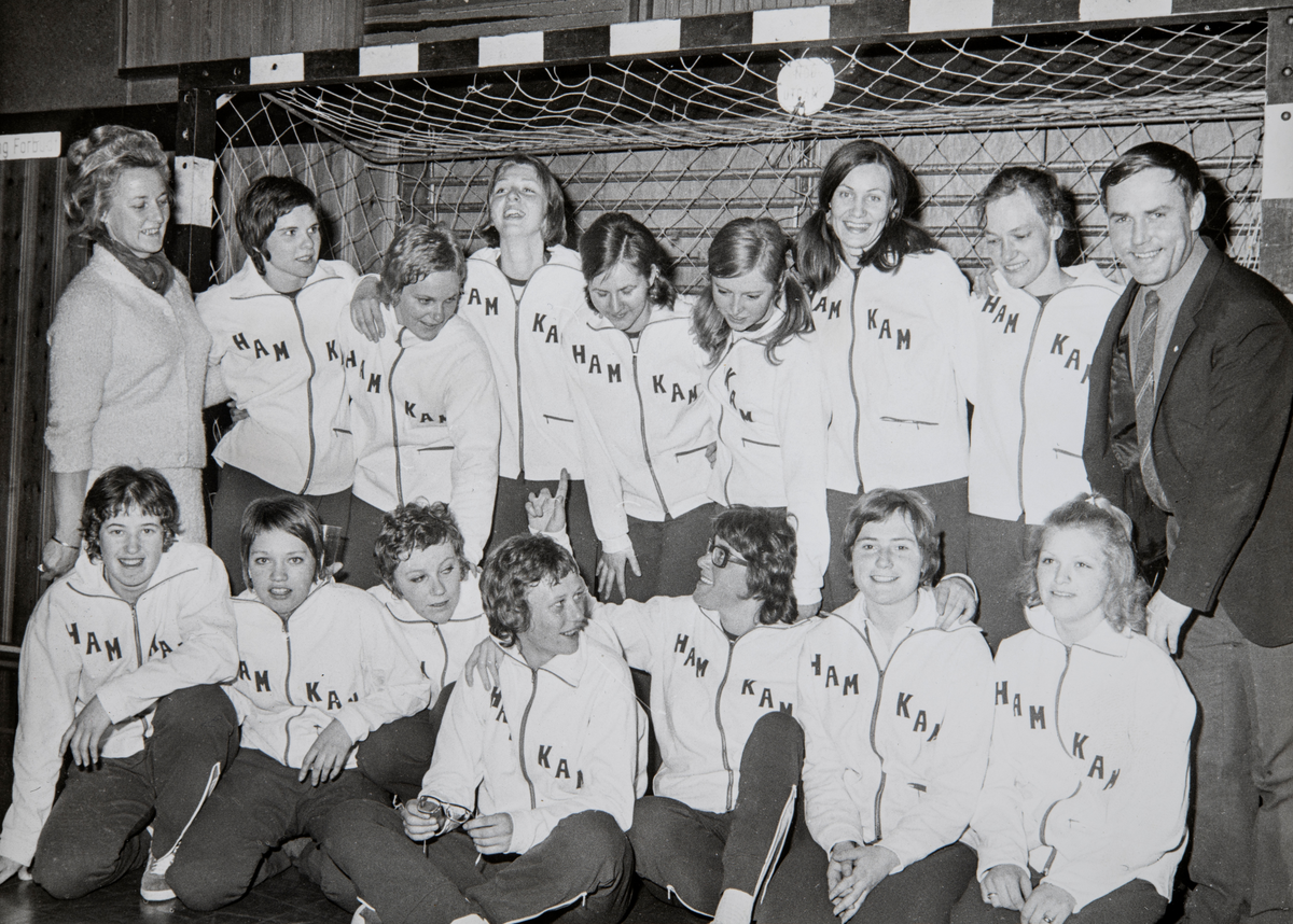 Hamar, Hamarkameratene, HamKam, gruppe håndballspillere, damehåndball, håndballdamer. Trener Øyvind Bolstad til høyre