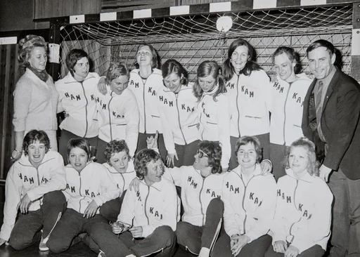 Hamar, Hamarkameratene, HamKam, gruppe håndballspillere, damehåndball, håndballdamer. Trener Øyvind Bolstad til høyre