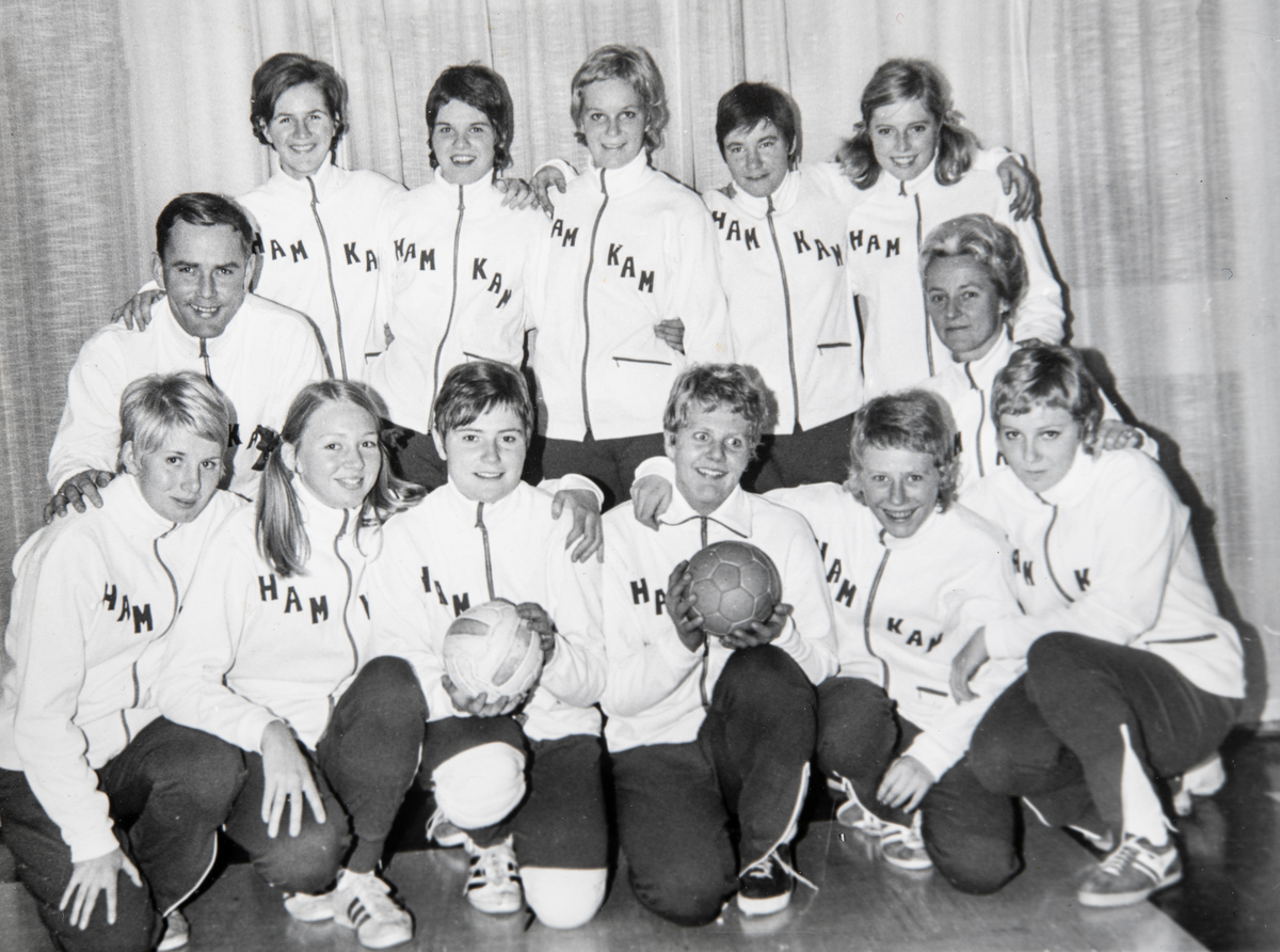 Hamar, Hamarkameratene, HamKam, gruppe håndballspillere, damehåndball, håndballdamer. Trener Øyvind Bolstad til venstre