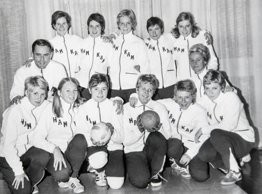 Hamar, Hamarkameratene, HamKam, gruppe håndballspillere, damehåndball, håndballdamer. Trener Øyvind Bolstad til venstre