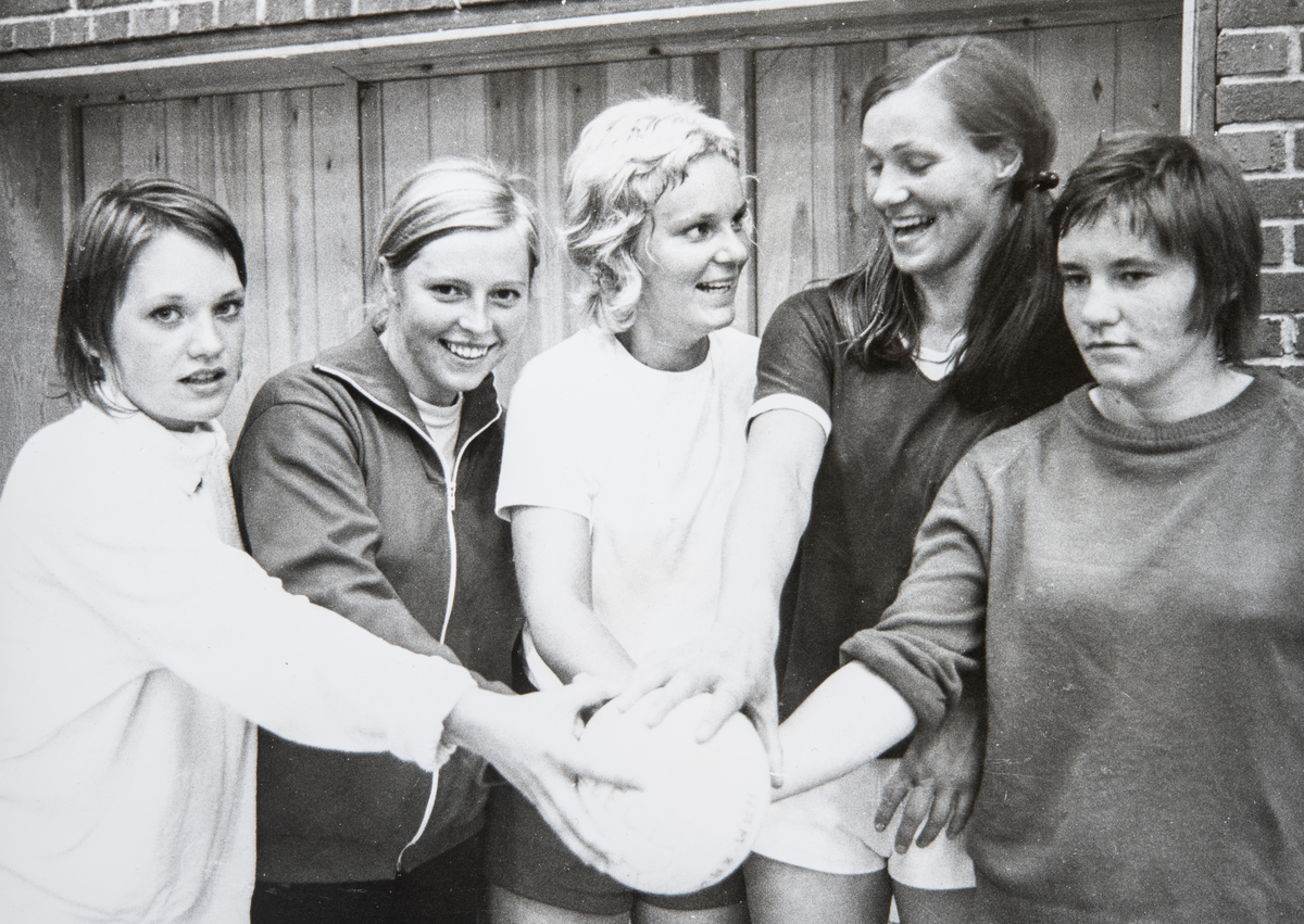 Hamar, Hamarkameratene, HamKam, gruppe 5 håndballspillere, damehåndball, håndballdamer.