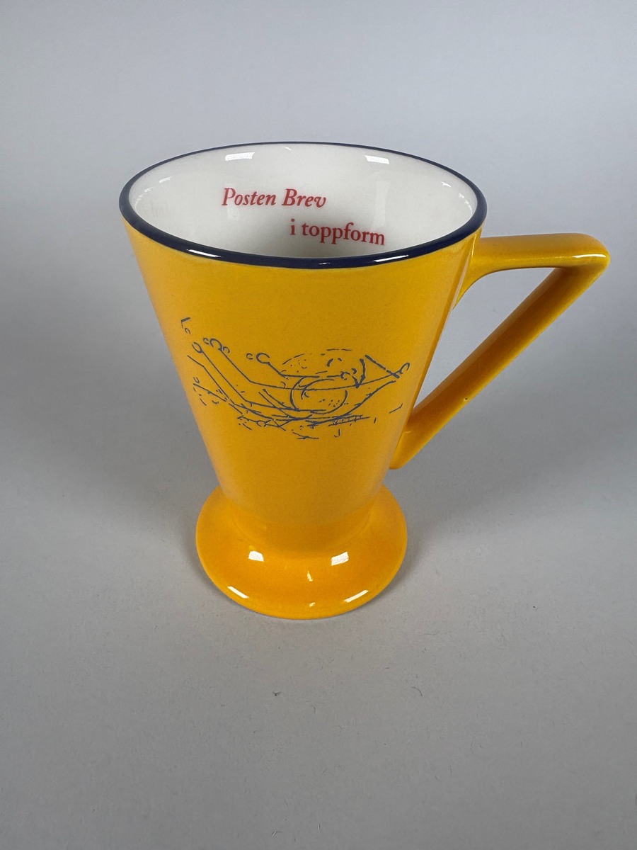 Krus med stett. Gult, blå rand, innvendig hvit med rød skrift: "Posten Brev / i toppform"