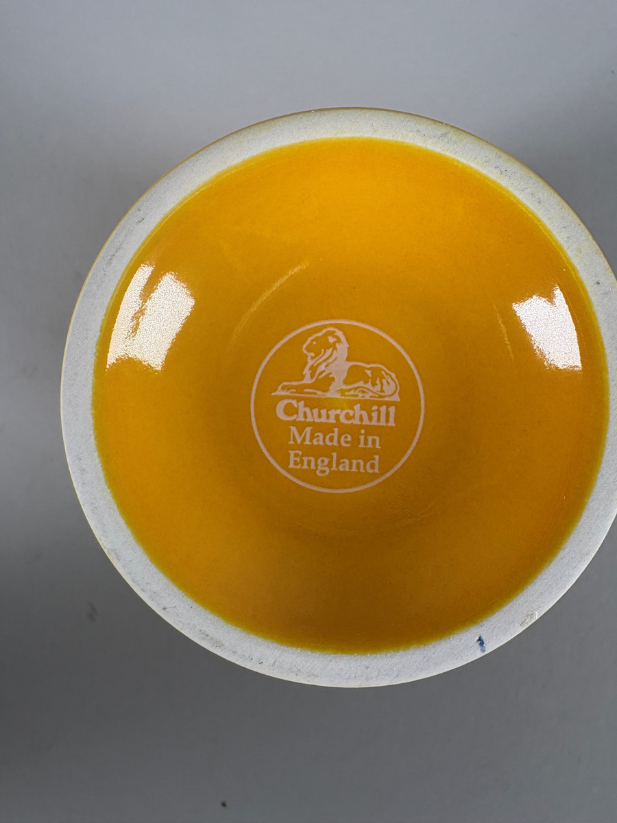 Krus med stett. Gult, blå rand, innvendig hvit med rød skrift: "Posten Brev / i toppform"