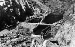 Dambygging i et ikke navngitt fløtingsvassdrag på Ringerike.