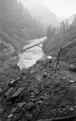 Flomstor elv i berglendt terreng. Fotografiet ser ut til å v