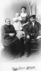 Gruppbilde av fanilie med fire generasjoner, Rolvsøy, 1910. 