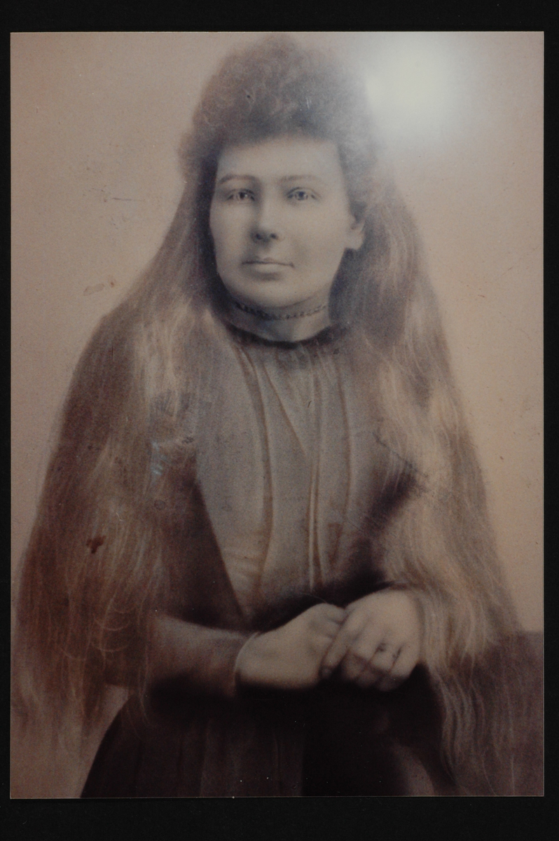 Tegnet portrett av en ung kvinne med utslått hår.