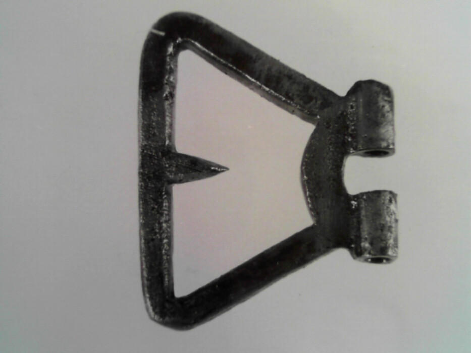 messing. ukjent metall. lær. remmens lengde 2,35 bredde 3. lagt dobbelt. spennen er rektangelformet med ribber. på stolen sitter en sporeformet del med torn i. denne del er av messing. selve spennen er av et blåskimrende metall. :: fra leddiken i kiste Jørgen.