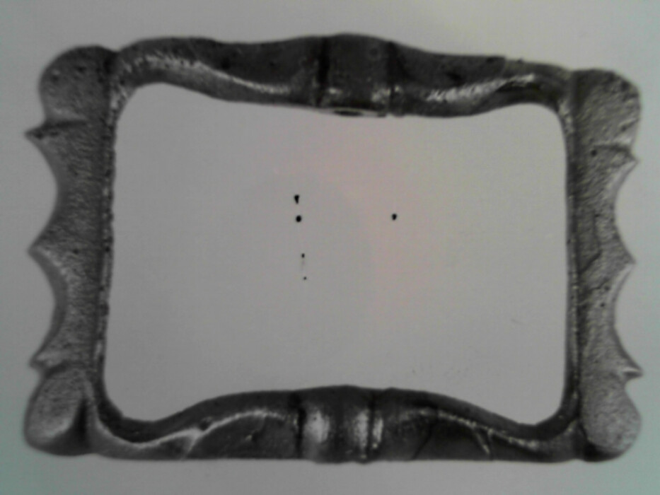 messing. ukjent metall. lær. remmens lengde 2,35 bredde 3. lagt dobbelt. spennen er rektangelformet med ribber. på stolen sitter en sporeformet del med torn i. denne del er av messing. selve spennen er av et blåskimrende metall. :: fra leddiken i kiste Jørgen.