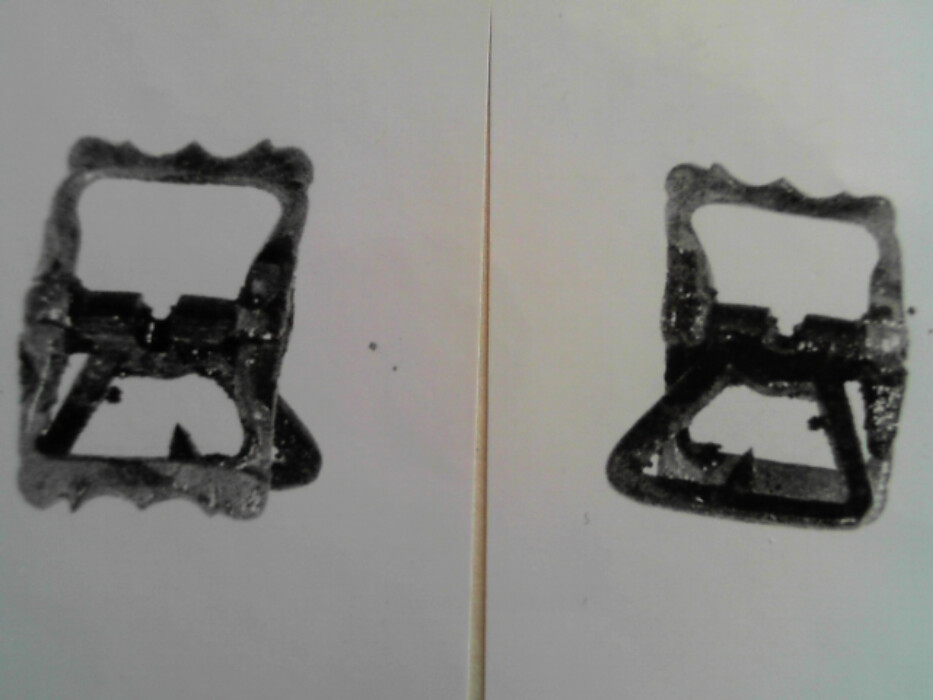 messing. ukjent metall. lær. remmens lengde 2,35 bredde 3. lagt dobbelt. spennen er rektangelformet med ribber. på stolen sitter en sporeformet del med torn i. denne del er av messing. selve spennen er av et blåskimrende metall. :: fra leddiken i kiste Jørgen.