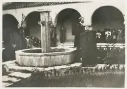 Rektor Manfred Björkquist i talarstolen i atriumgården vid S