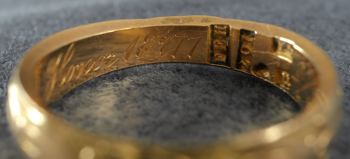 Doktorsring av guld med lagerkransmönster. Tillhört Viktor Rydberg. Ringen har utvändigt ett lagerkransmönster. Invändigt har den texten "Viktor Rydberg D. Phil. Honor 18 6/9 77". Den är försedd med stämplar, kontrollstämpel, 20K, stadsstämpel (Växjö), mästarstämpel (EEH) och årtalsstämpel Y5 (1877).
Inskrivet i huvudbok 1984.