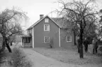 Bostadsområdet Barhäll i nordvästra Linköping växte fram under 1950-talet och kom med tiden att utvidgas. I höjd med dagens Järpgatan låg stadsäga 2326 som stadsfästs 1921 och som i sammanhanget bebyggdes med bildens Fredrikshall. Här dokumenterat 1970 kort före rivning med anledning av områdets expansion.