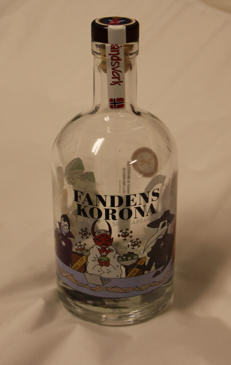 Folk hamstrer dopapir, munnbind, kan ikke sitte side om side, osv.
Norsk flagg, djevelen på lokk med glorie.