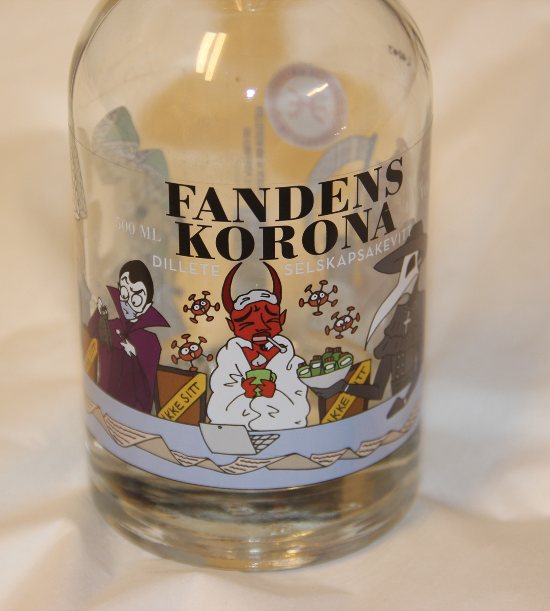 Folk hamstrer dopapir, munnbind, kan ikke sitte side om side, osv.
Norsk flagg, djevelen på lokk med glorie.