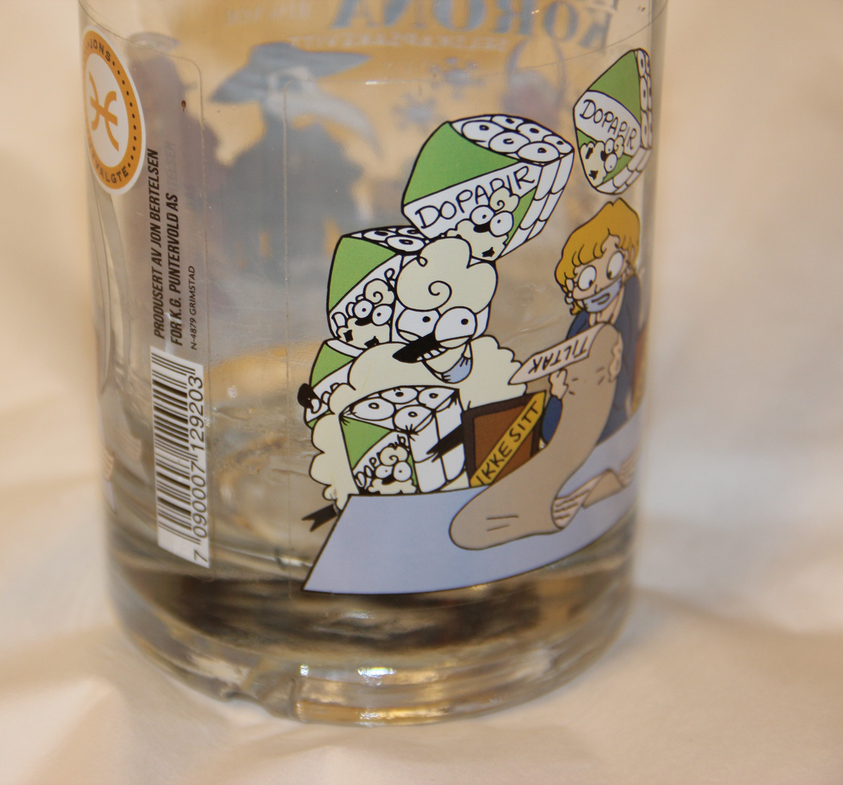 Folk hamstrer dopapir, munnbind, kan ikke sitte side om side, osv.
Norsk flagg, djevelen på lokk med glorie.