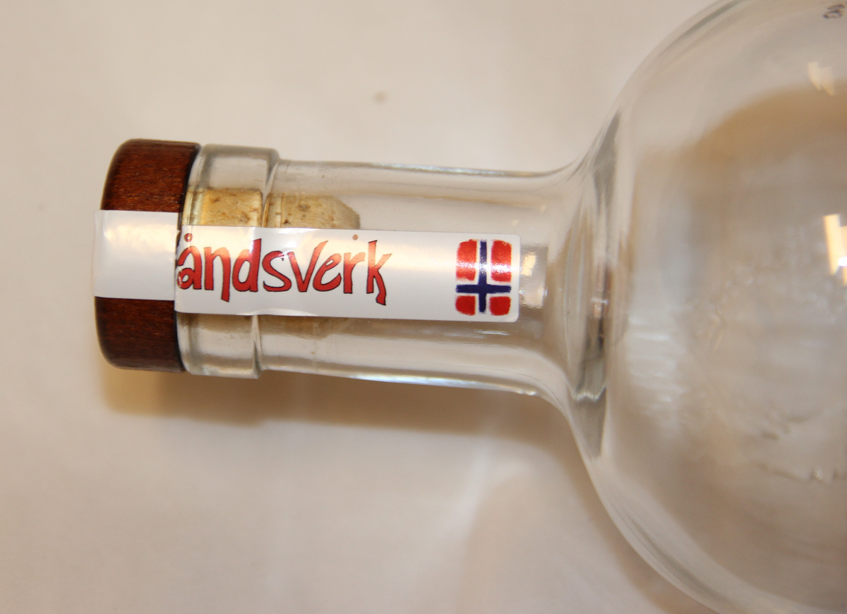 Folk hamstrer dopapir, munnbind, kan ikke sitte side om side, osv.
Norsk flagg, djevelen på lokk med glorie.