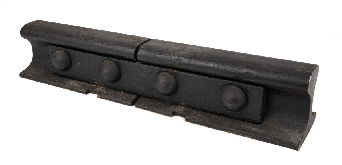 Rälsskarv (:2) av järn med underläggsplatta (:3) samt rälsspik (:4).