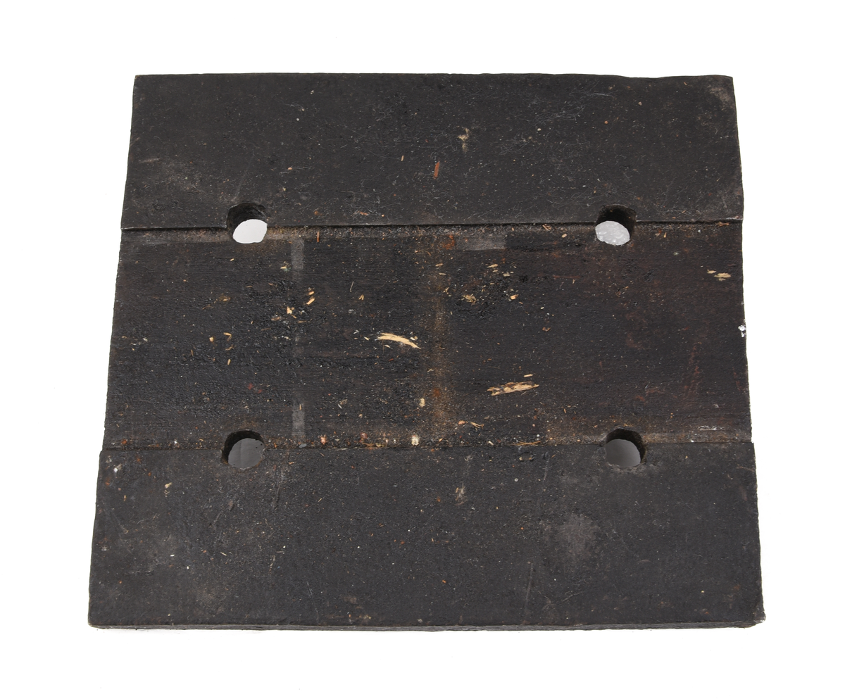 Rälsskarv (:2) av järn med underläggsplatta (:3) samt rälsspik (:4).