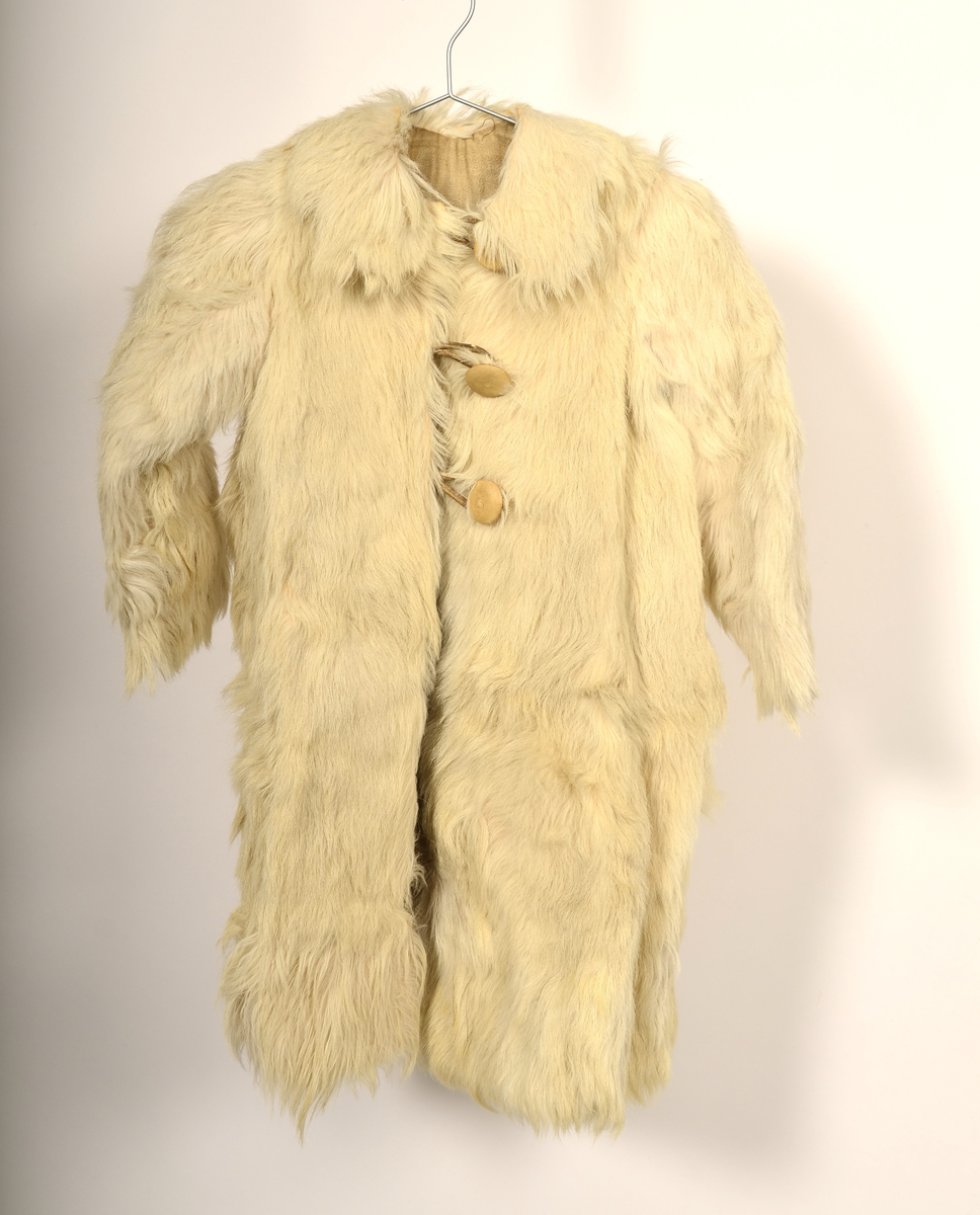 Barnejakke av geiteskinn.