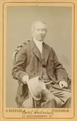 Porträtt av Carl Åsbrink. Text baksida kort: "aftaget vid 77