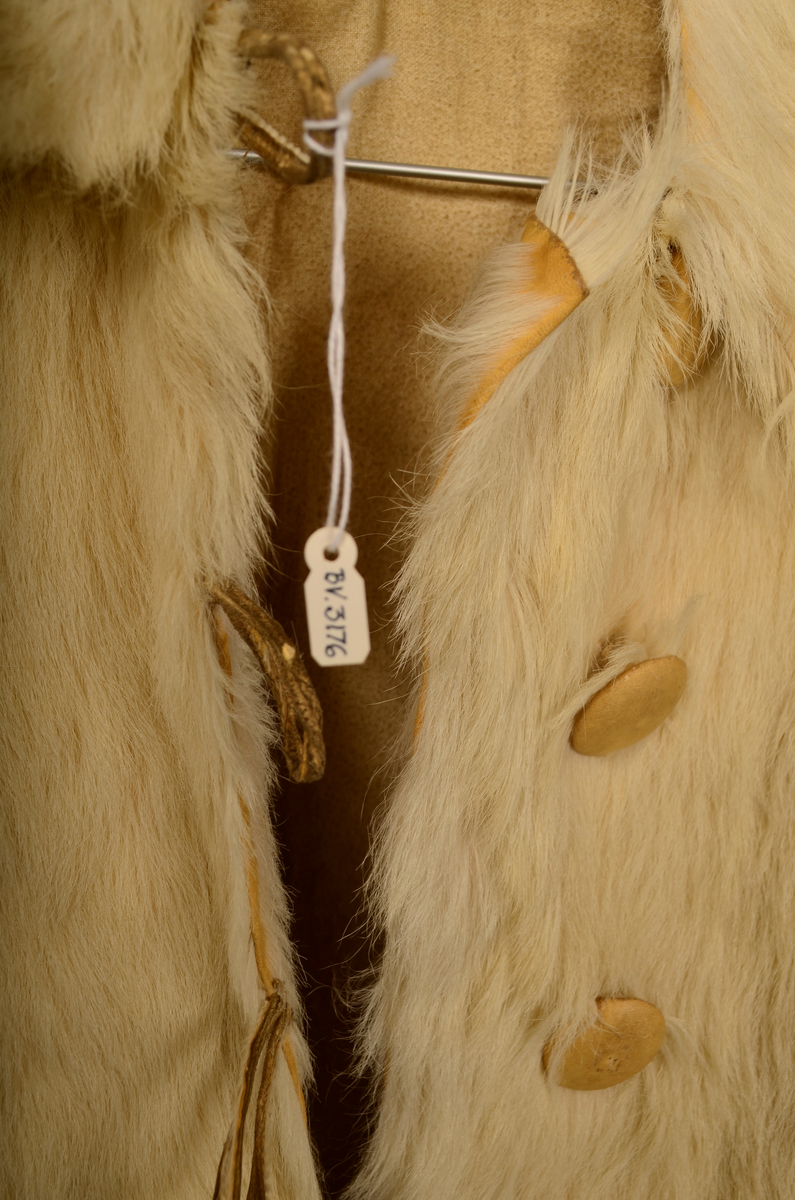 Barnejakke av geiteskinn.