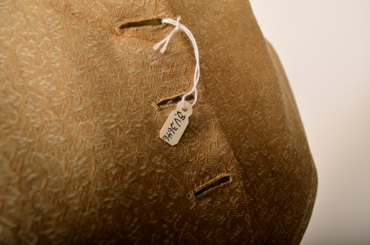 drakt. Fotvidt skjørt. Vid jakke. Fihursydd. Beige mønstret. Kappe på skjørt. Sløyfer på ermer.